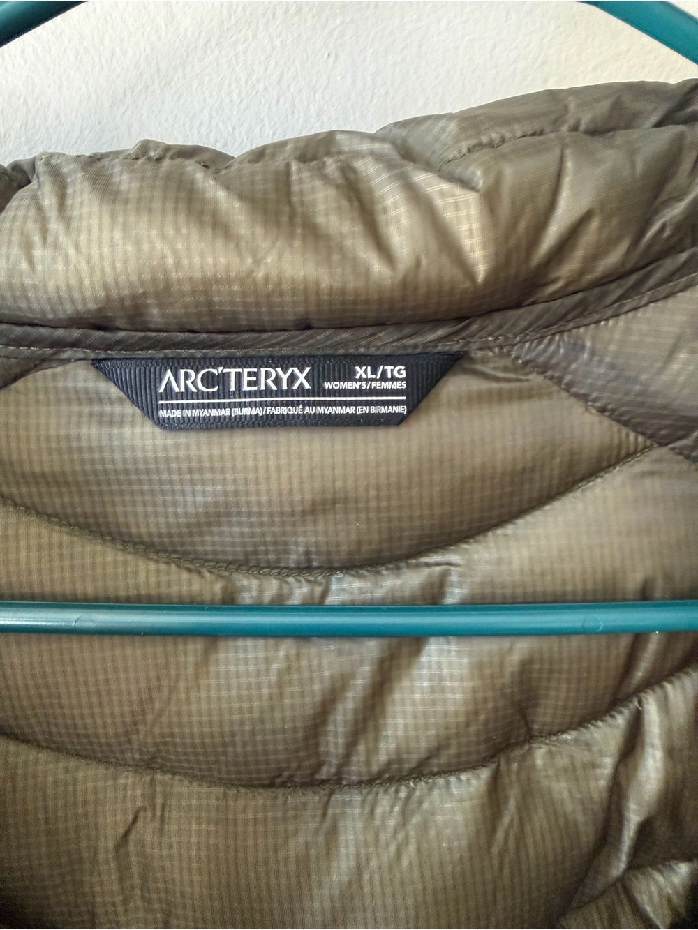 Arc'teryx Women’s Olive Green Hooded Lightweight Puffer Jacket - Picture 2 of 8